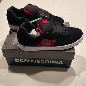 Brand new in box Size mens 6.5 dc shoes